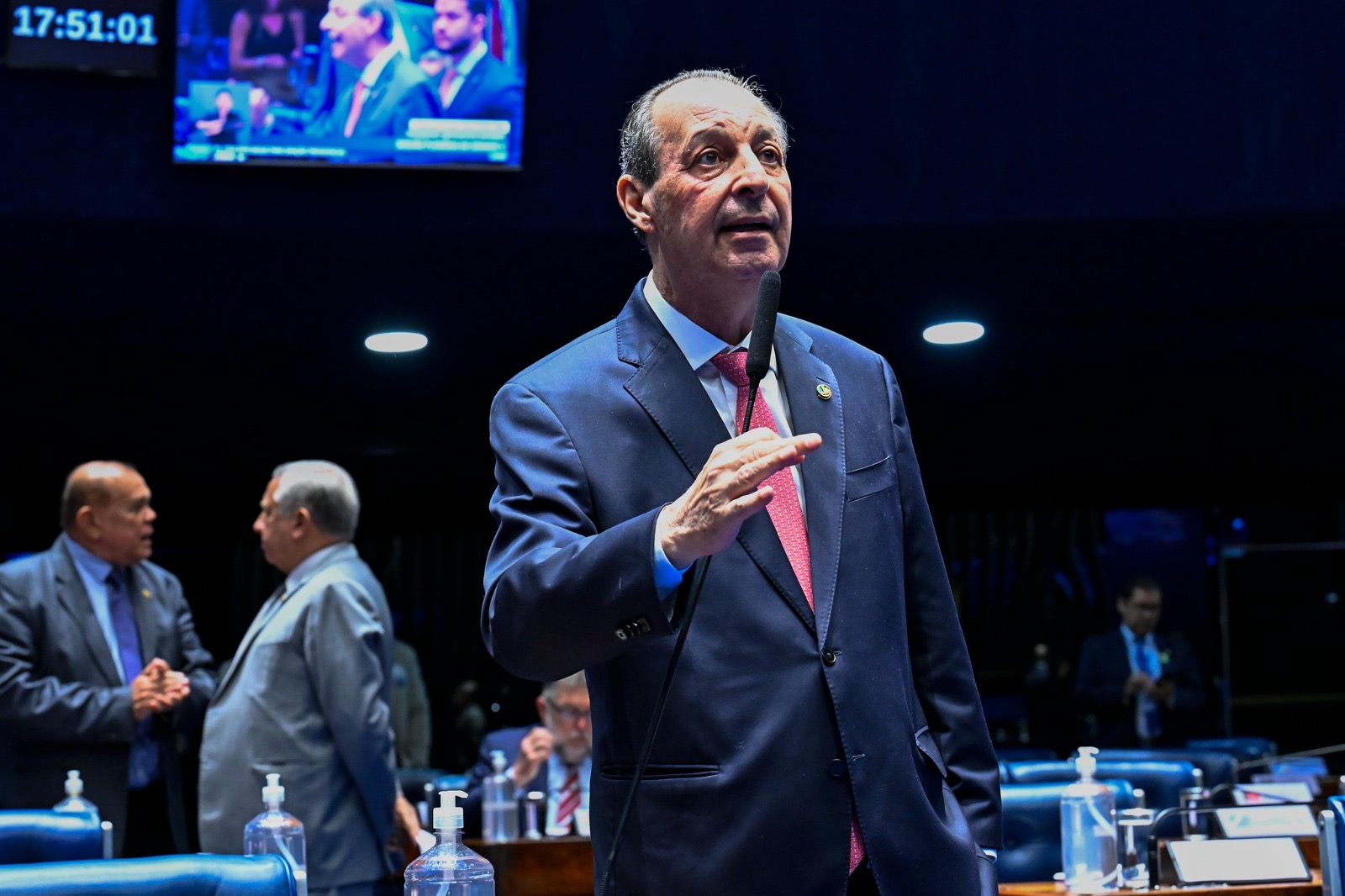 Senador, Omar Aziz, falando ao plenário