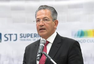 Mauro Campbell recebe condecoração da ALEAM no plenário Ruy Araújo