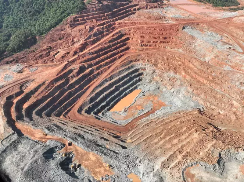 Área de mineração no Amazonas, ilustrando extração de potássio, nióbio e terras raras