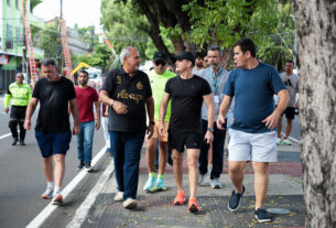 Prefeito de Manaus, David Almeida na Faixa Liberada do Centro, na Avenida Getúlio Vargas