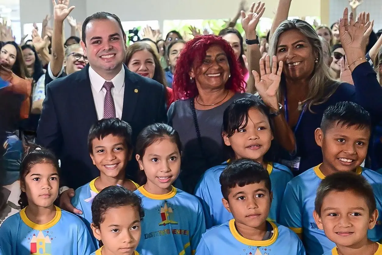 Deputador Roberto Cidade em evento, rodeado de alunos