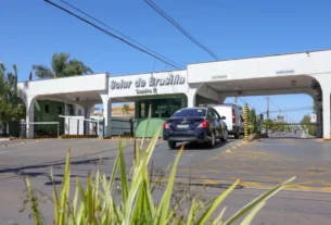 Fachada do Condomínio de Jair Bolsonaro - procurador-geral Paulo Gonet se opõe à proposta da PF de manter agentes no interior da residência do ex-presidente.