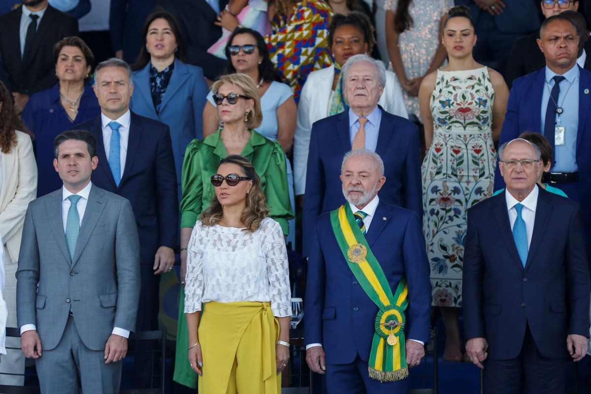 Presidente Lula assistindo ao desfile de 7 de setembro - No 7 de setembro, protestos contra anistia ecoaram em Brasília enquanto Lula defendia soberania nacional. Presidente da Câmara ouviu "sem anistia".