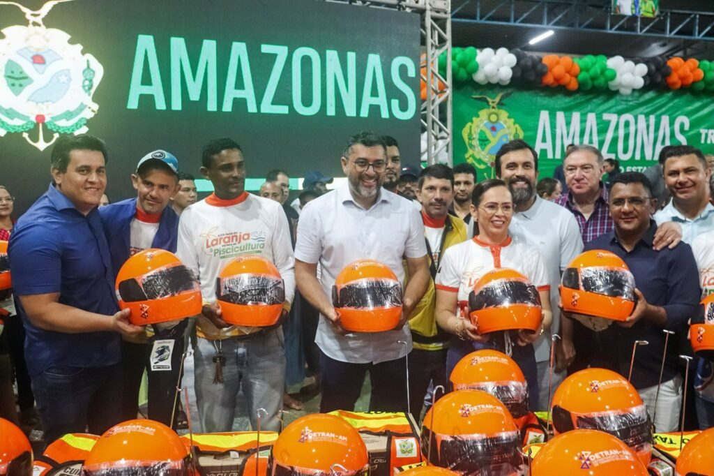 Governador Wilson Lima entregando equipamento para mototaxistas e motofretistas - Detran Cidadão amplia oportunidades e qualificação profissional no Amazonas