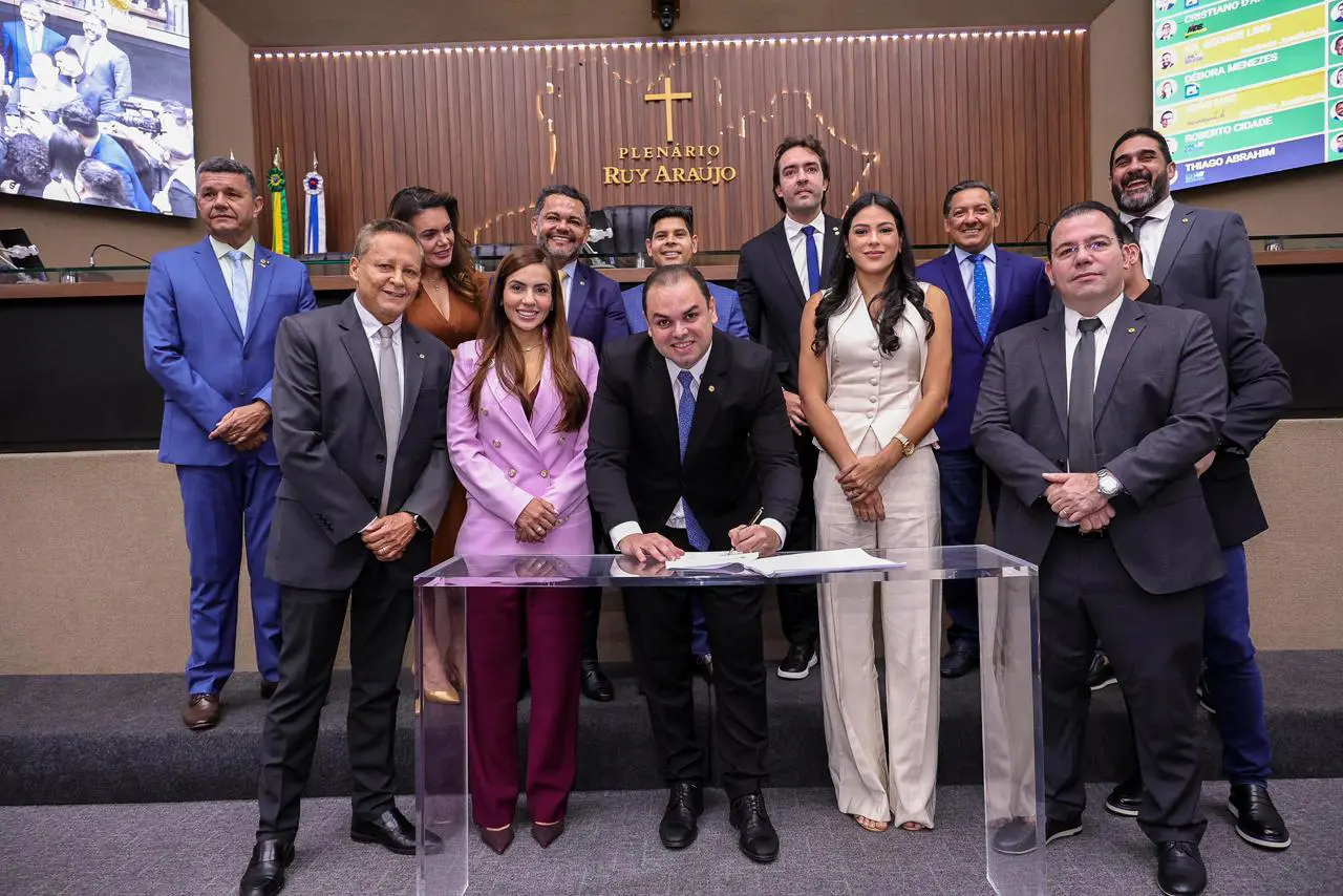Início das inscrições para concurso público da Aleam abre oportunidades - Presidente da casa legislativa do Amazonas, Roberto Cidade assinando a aprovação do concurso público
