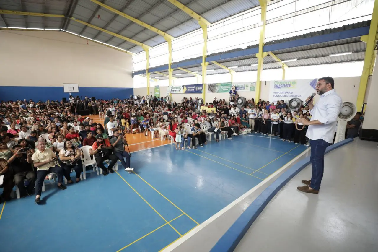 Governador Wilson Lima falando ao publico no Jorge Teixeira - Governo Presente leva serviços gratuitos para Jorge Teixeira neste sábado