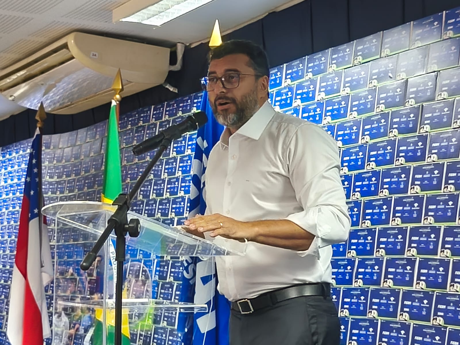 Governador Wlson Lima falando em coletiva de imprensa sobre a COP 30