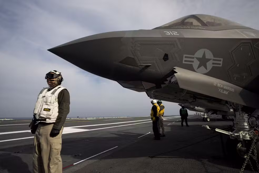 Estados Unidos mobilizam caças avançados no Caribe em escalada militar contra narcotráfico