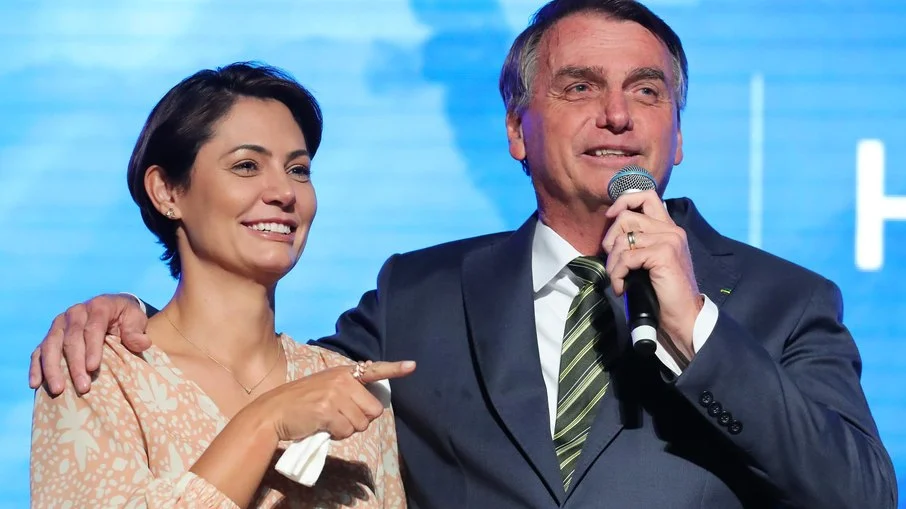 Bolsonaro quer família na briga eleitoral de 2026 mas protege Michelle