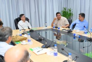 Prefeito David Almeida em reunião - David Almeida avança no Plano Municipal de Saneamento Básico