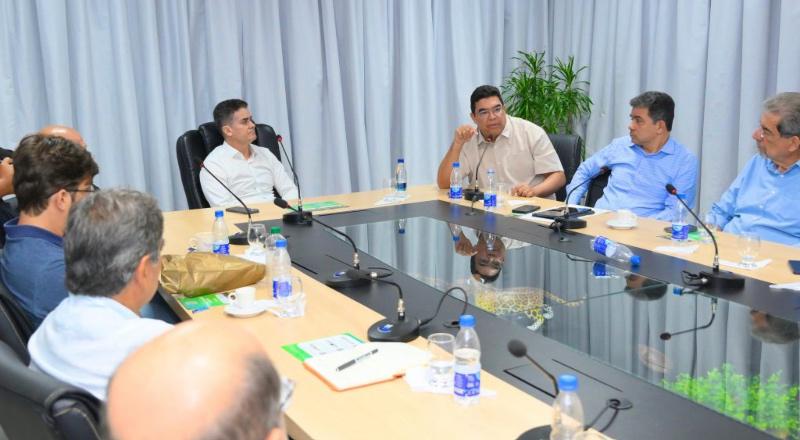 Prefeito David Almeida em reunião - David Almeida avança no Plano Municipal de Saneamento Básico