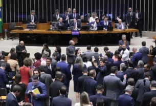 Imagem mostra deputados no plenário da Câmara no dia aprovação da urgência da votação da anistia - Câmara dos Deputados aprova urgência para anistia do 8 de janeiro
