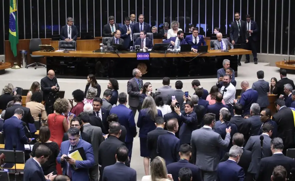 Imagem mostra deputados no plenário da Câmara no dia aprovação da urgência da votação da anistia - Câmara dos Deputados aprova urgência para anistia do 8 de janeiro