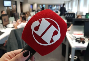 Imagem mostra um microfone da Jovem Pan - Cassação de concessões: MPF pede fim de outorgas da Jovem Pan