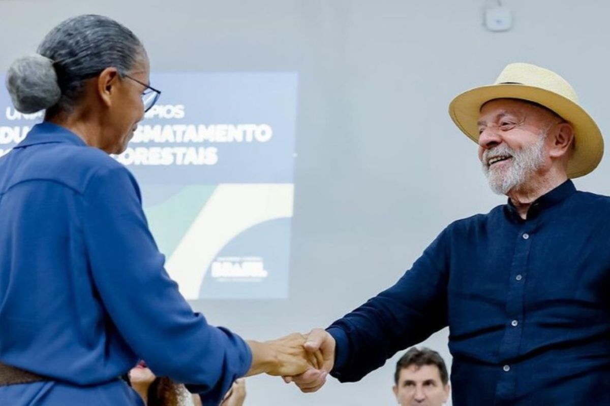 Presidente Lula e Ministra do Meio Ambiente, Marina Silva se cumprimentando - BR-319: Lula acelera estudo de impacto com foco nas eleições de 2026