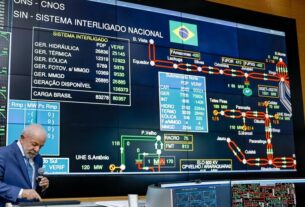 Lula inaugura Linhão Manaus-Boa Vista que integra Roraima ao sistema nacional de energia elétrica. Investimento de R$ 2,6 bi traz energia limpa e economia anual de R$ 600 milhões.