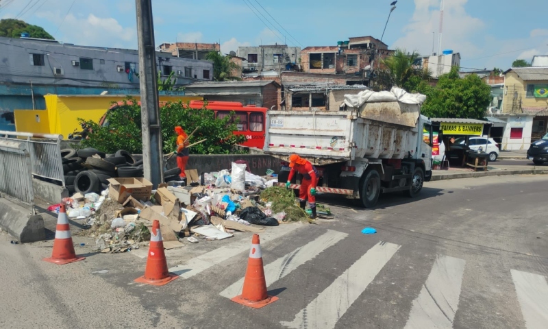 Imagem mostra caminhões recolhendo lixo - Prefeitura de Manaus elimina 230 lixeiras irregulares em operação de combate ao lixo