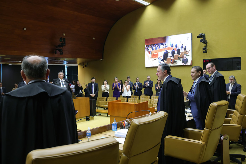Na imagem Ministro Barroso sendo homenageado no dia que anunciou sua aposentadoria no pleno do STF - Barroso se aposenta do STF aos 67 anos após 12 anos de atuação