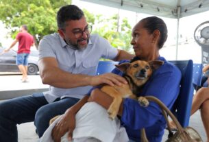 Imagem mostra o Governador Wilson Lima com paciente canino - Hospital Público Veterinário do Amazonas Realiza 3 Mil Procedimentos
