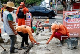 Imagem mostra servidores da prefeitura revitalizando drenagens no centro de Manaus - Prefeitura de Manaus revitaliza drenagem na 7 de Setembro