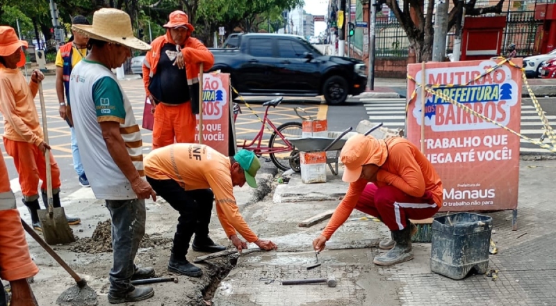 Imagem mostra servidores da prefeitura revitalizando drenagens no centro de Manaus - Prefeitura de Manaus revitaliza drenagem na 7 de Setembro