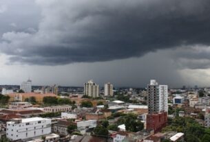 Imagem mostra o céu de Manaus com nuvens carregadas de chuva - Chuvas fortes em Manaus nesta segunda podem chegar a 100 mm com ventos