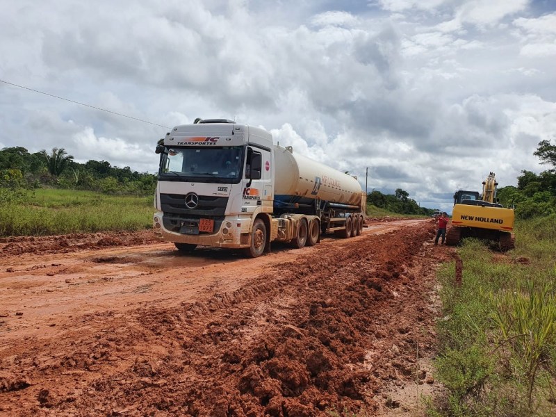 Imagem mostra caminhão em meio a estrada de barro na BR-319 - DNIT Aponta Ibama Como Responsável por Paralisia na BR-319