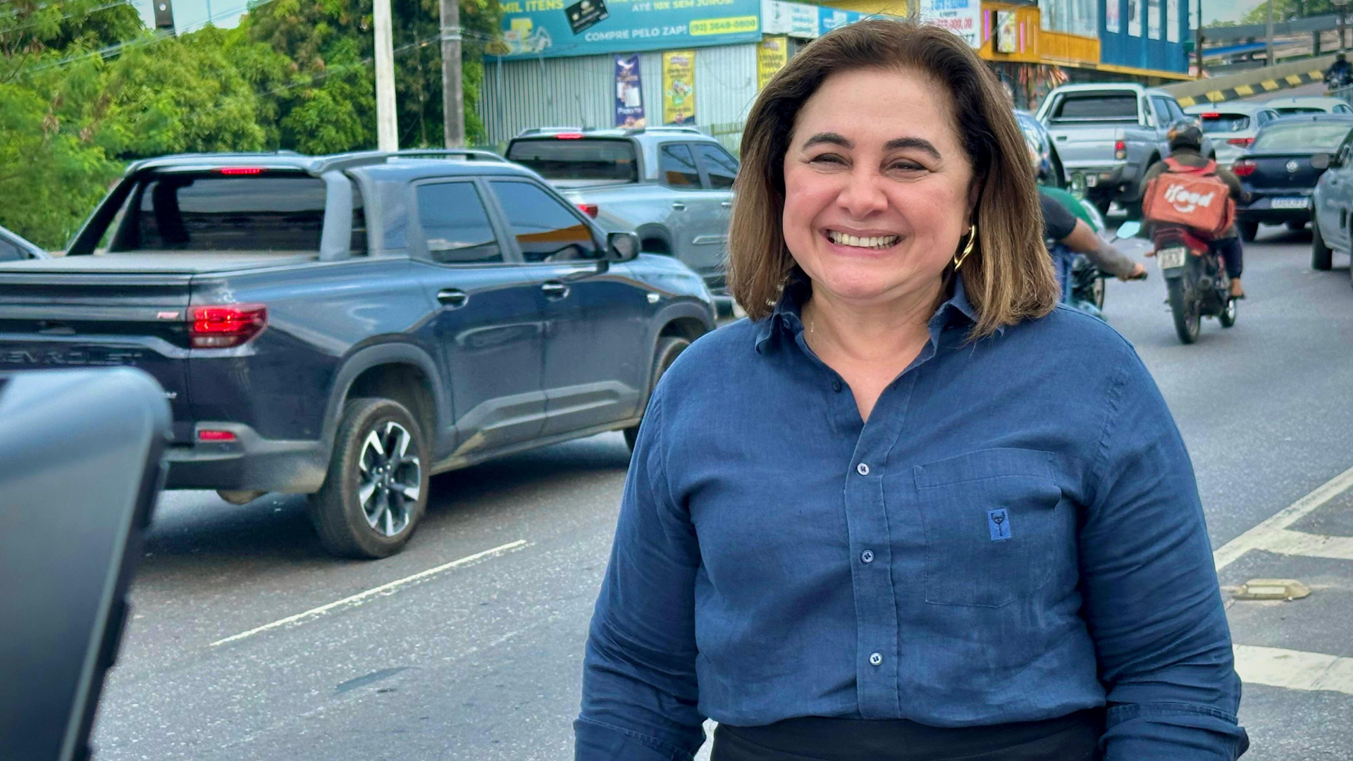 Imagem mostra Pré-candidata Maria do Carmo sorrindo em frente a avenida de Manaus - Maria do Carmo Mira Gestão de David Almeida e Critica Caos no Trânsito