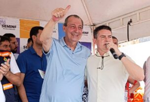 Imagem mostra prefeito David Almeida e Senador Omar Aziz, abraçados, em evento - David Almeida e Omar Aziz Reafirmam Aliança Política em Encontro em Manaus