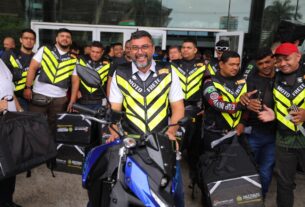 Imagem mostra Governador Wilson Lima em cima de moto usando kit entregue pelo governo a motofretistas - Wilson Lima Entrega Kits de Segurança para Motofretistas e Lança EaD