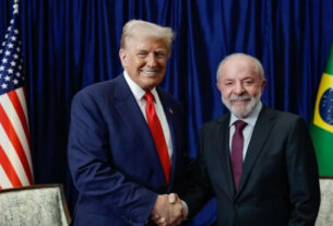 Imagem mostra o Presidente Lula apertando mãos com o Presidente Donald trump - Fim do Tarifaço: Senado dos EUA Aprova Fim de Tarifas sobre Brasil