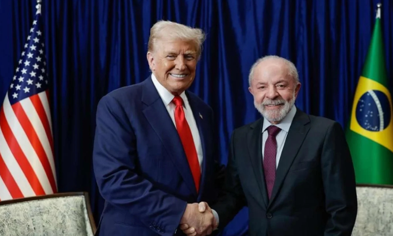 Imagem mostra o Presidente Lula apertando mãos com o Presidente Donald trump - Fim do Tarifaço: Senado dos EUA Aprova Fim de Tarifas sobre Brasil