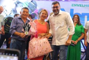 Imagem mostra Governador Wilson Lima em evento para pessoas idosas - Políticas para pessoa idosa são destaque em baile com mil participantes