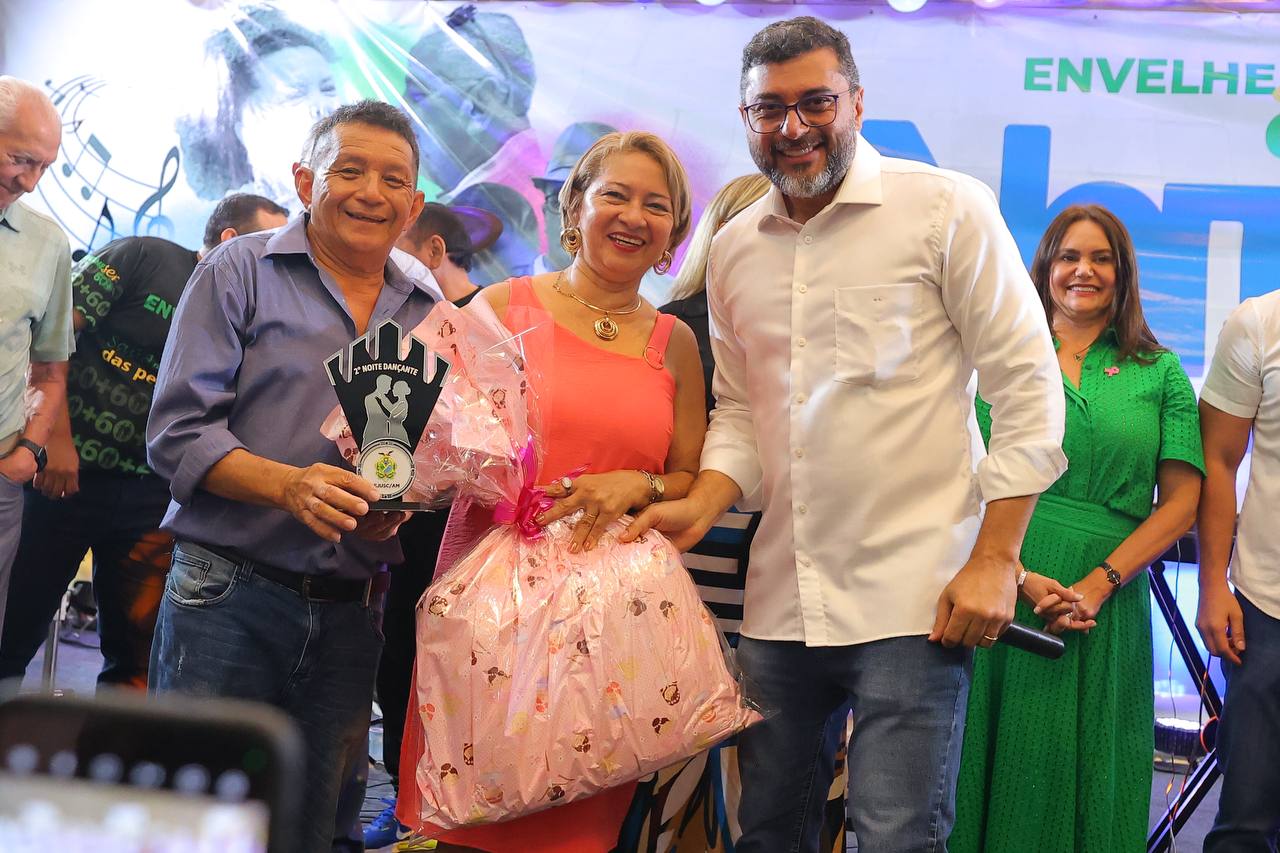 Imagem mostra Governador Wilson Lima em evento para pessoas idosas - Políticas para pessoa idosa são destaque em baile com mil participantes