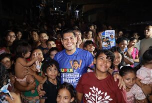 A imagem mostra o Deputado Mário César Filho com crianças em evento do dia das crianças - Mário César Filho Promove Ação Solidária no Dia das Crianças em Manaus