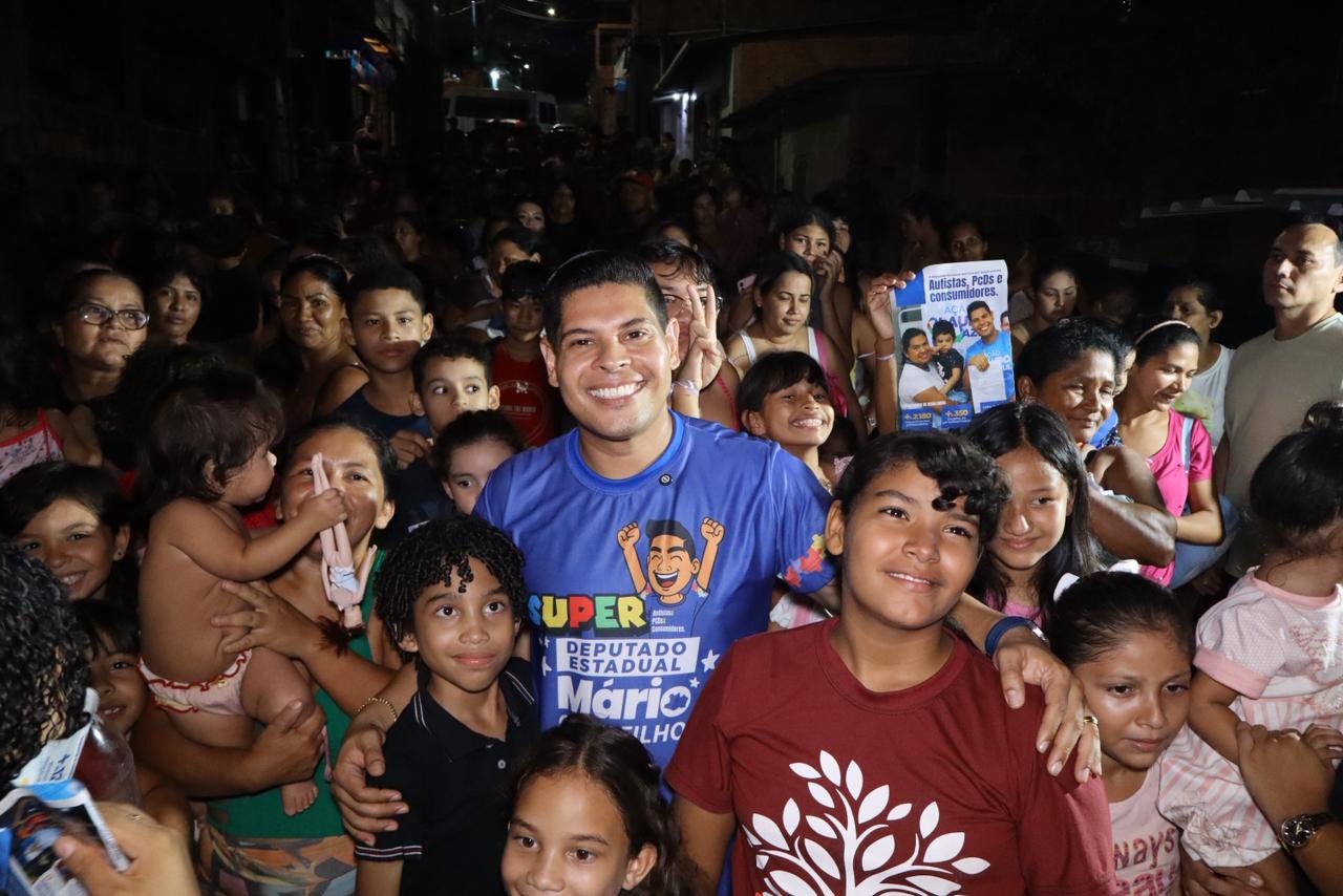 A imagem mostra o Deputado Mário César Filho com crianças em evento do dia das crianças - Mário César Filho Promove Ação Solidária no Dia das Crianças em Manaus