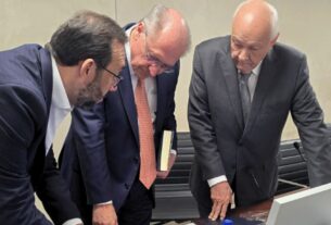 Na imagem Geraldo Alckmin analisando um projeto em mesa - Alckmin Busca Solução para Produção de Ar-Condicionado na ZFM