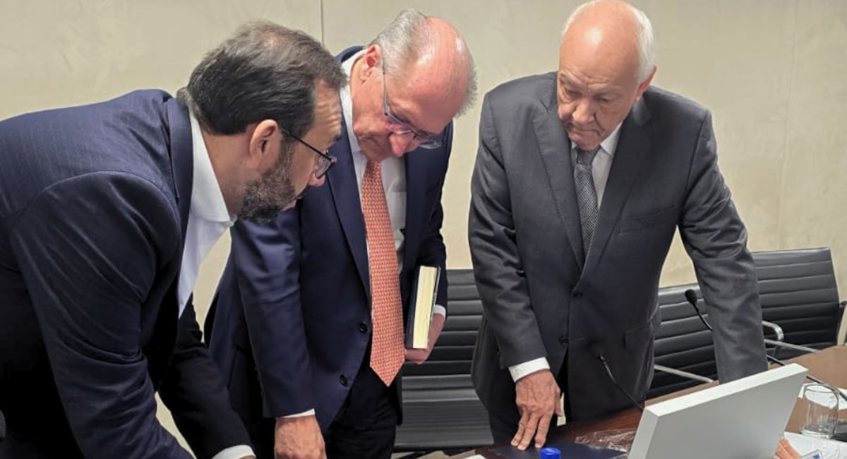 Na imagem Geraldo Alckmin analisando um projeto em mesa - Alckmin Busca Solução para Produção de Ar-Condicionado na ZFM