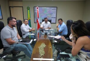 Wilson Lima em reunião sobre asfaltamento em Barreirinha - Wilson Lima Assina Ordem para Obras de Pavimentação em Barreirinha