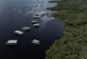 Imagem aérea mostrando os flutuantes do Tarumã - Retirada de flutuantes do Tarumã terá fiscalização da Marinha