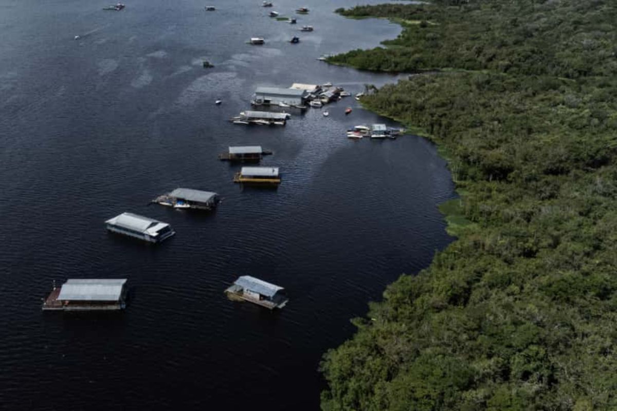 Imagem aérea mostrando os flutuantes do Tarumã - Retirada de flutuantes do Tarumã terá fiscalização da Marinha