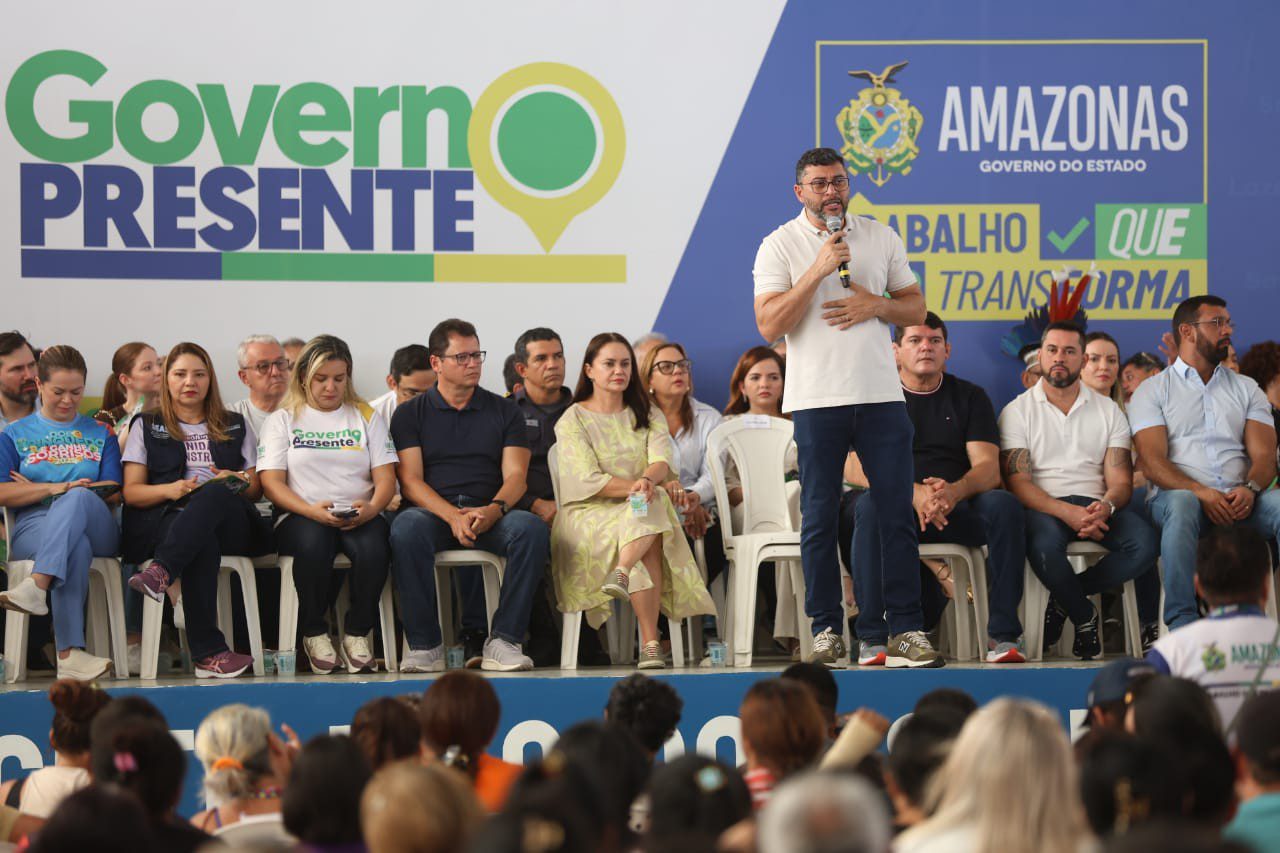 Imagem mostra o Governador Wilson Lima em palanque com o programa Governo Presente, falando ao público - Governo Presente Realiza Edição Especial do Dia das Crianças em Manaus