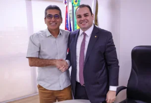 Imagem mostra o Presidente da Aleam Roberto Cidade apertando a mão do Prefeito de Manicoré - Água para famílias de Manicoré recebe R$ 1 milhão de emendas de Cidade