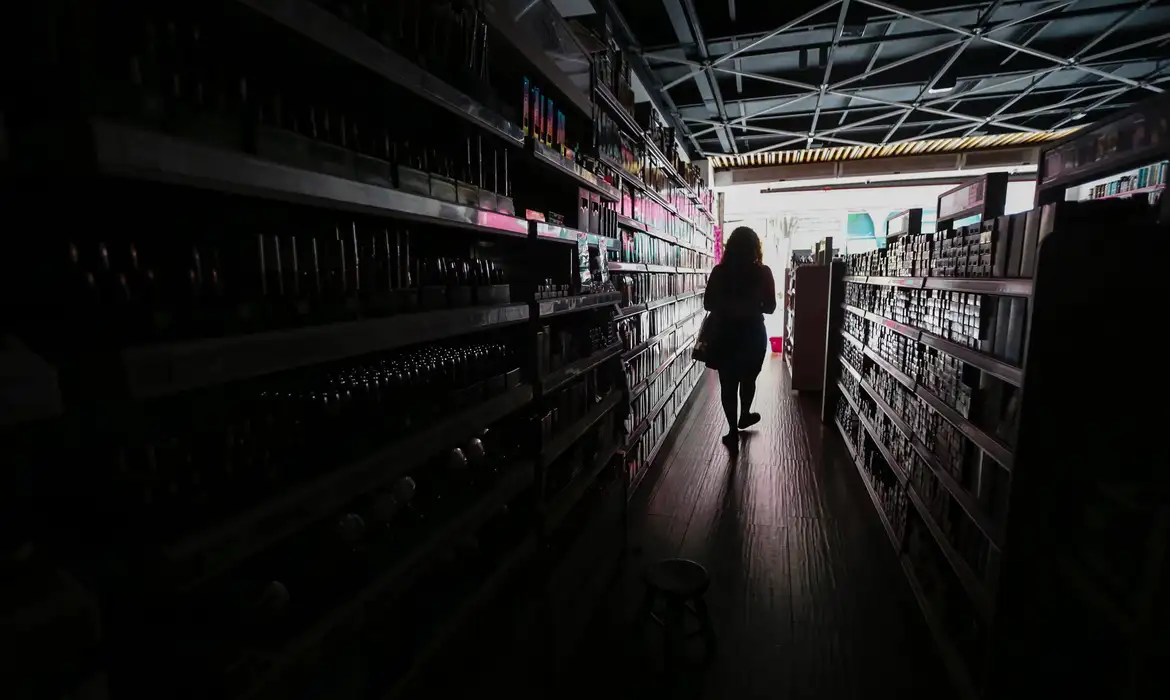 Manaus ficou no escuro em apagão que atingiu 12 estados brasileiros