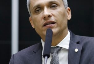 Câmara Aprova por 268 Votos Suspensão de Ação Contra Gustavo Gayer