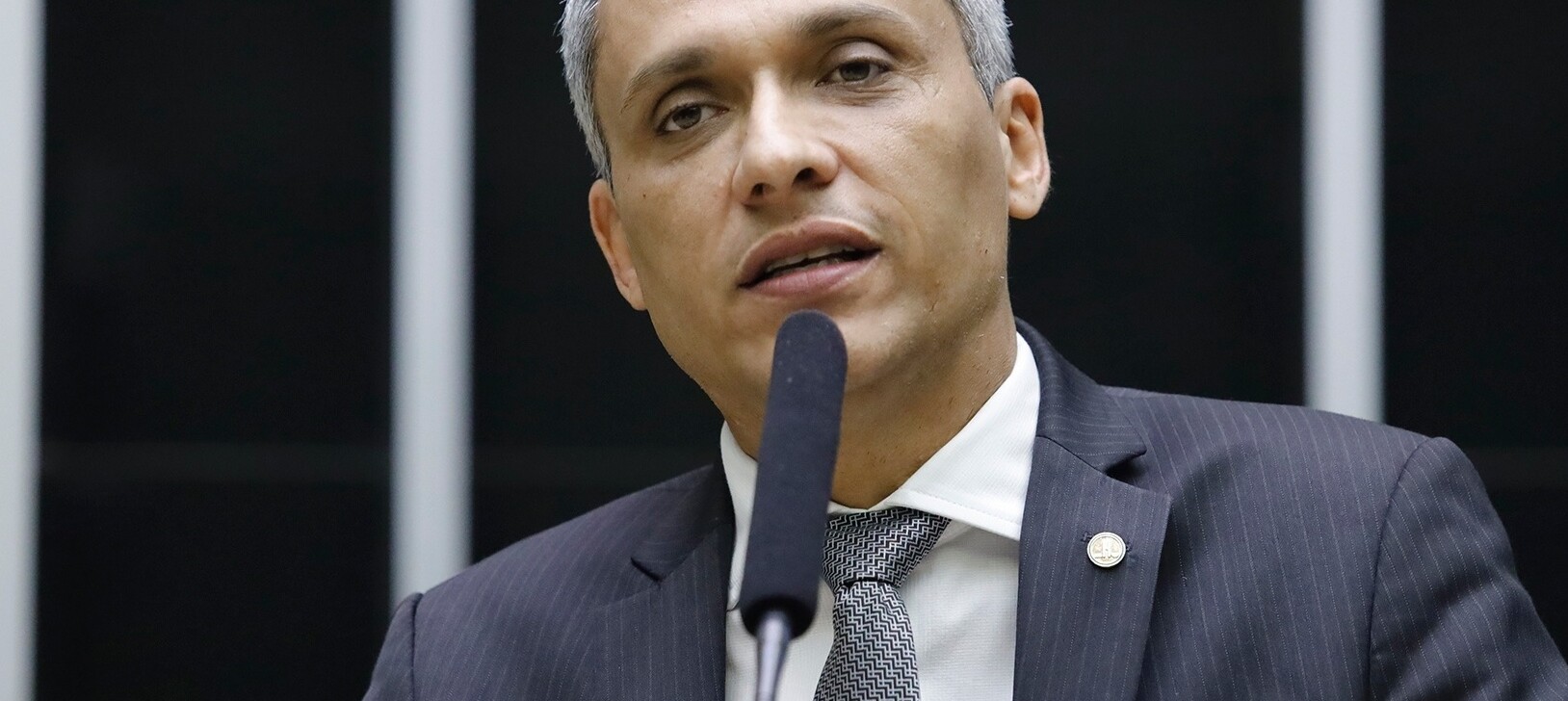 Câmara Aprova por 268 Votos Suspensão de Ação Contra Gustavo Gayer