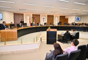 Imagem mostra o pleno do TCE-AM - Cofres Públicos: TCE-AM Mantém Condenação de Prefeito de Envira