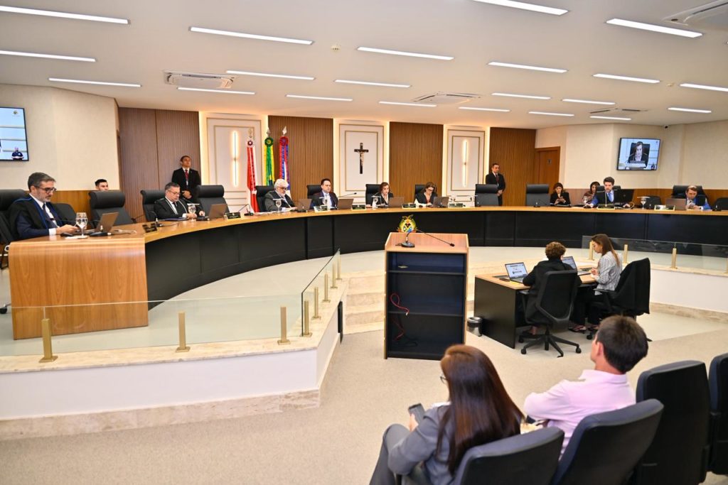 Imagem mostra o pleno do TCE-AM - Cofres Públicos: TCE-AM Mantém Condenação de Prefeito de Envira