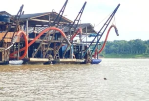 Imagem mostra draga de garimpo ilegal no rio madeira - PF e IBAMA Combatem Garimpo Ilegal no Rio Madeira em Nova Operação