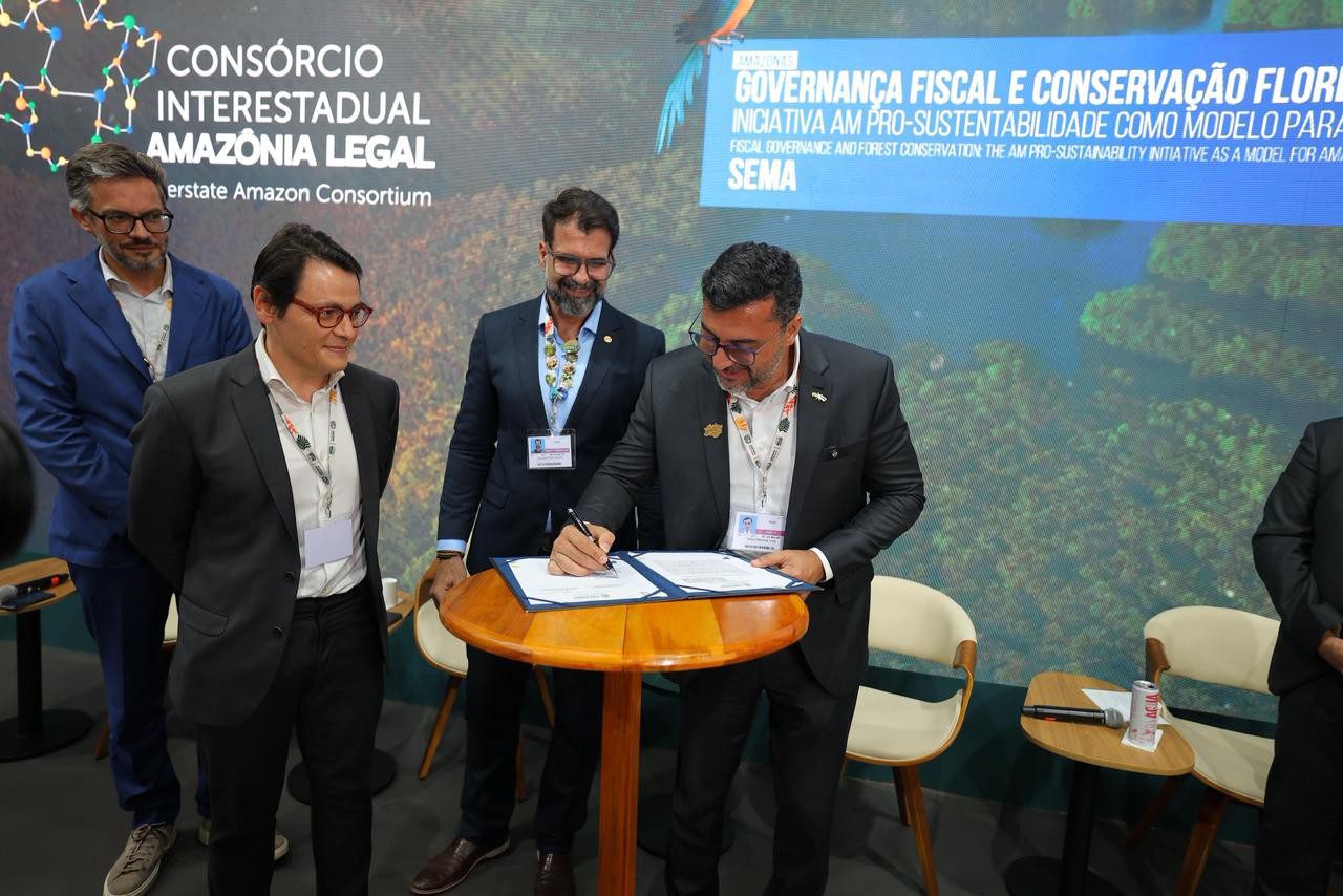 Imagem mostra Governador Wilson Lima assinando contrato de Redd+ na COP 30 - COP 30: Amazonas Assina Primeiro Contrato de REDD+ e Anuncia Concurso da Sema